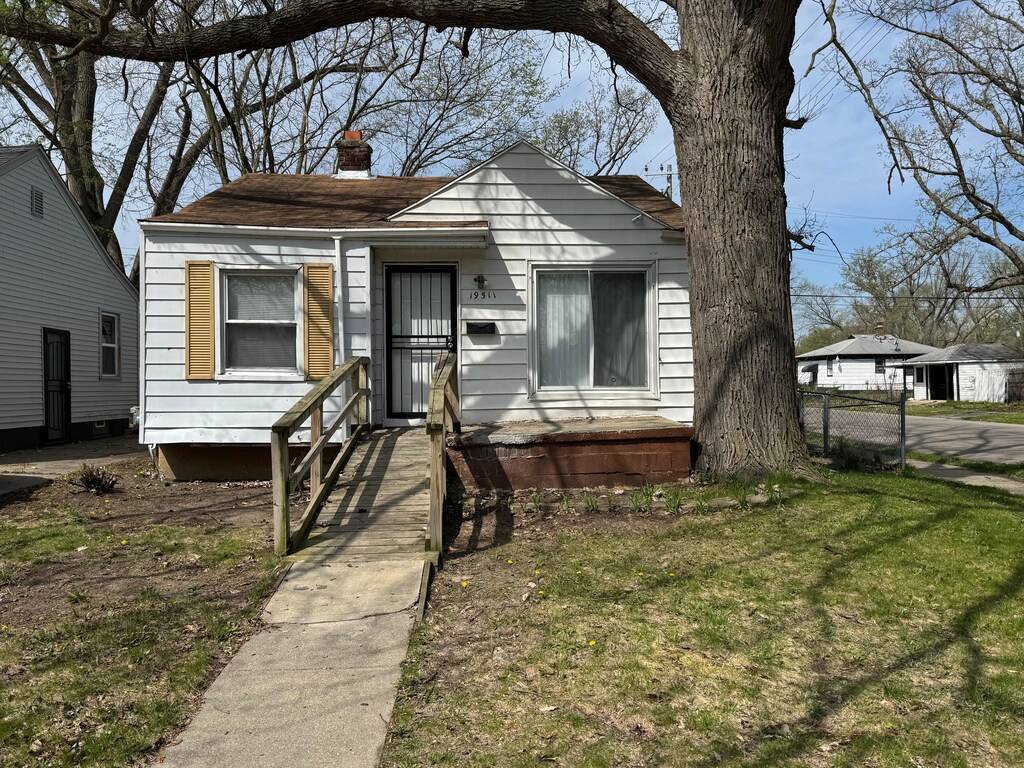 19511 Biltmore St, Detroit, MI 48235 - shotgun-style home with a chimney and a front lawn