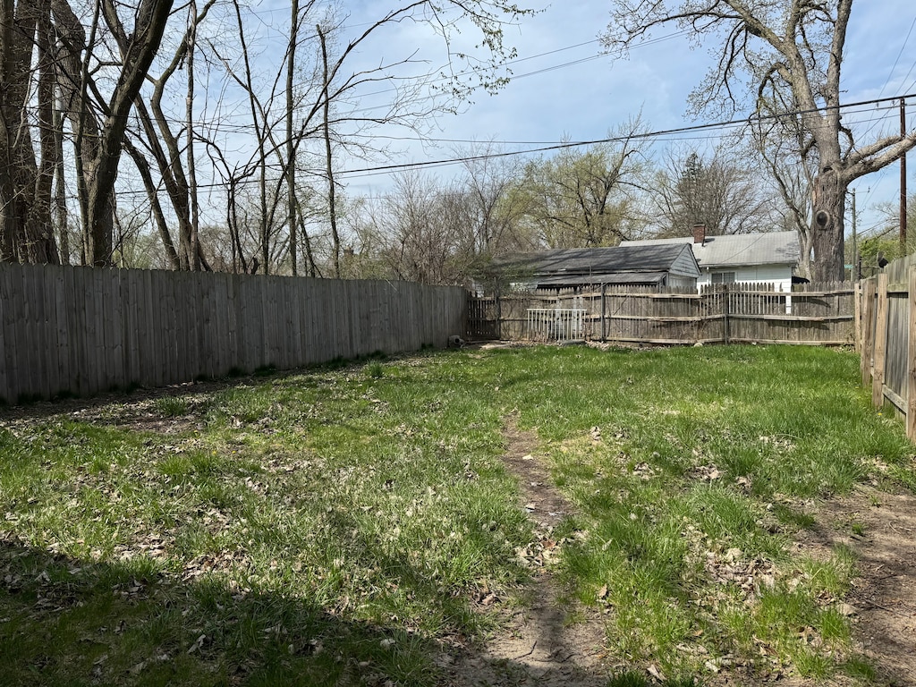 19511 Biltmore St, Detroit, MI 48235 - view of yard