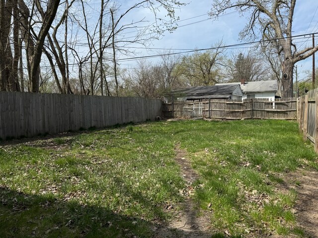 19511 Biltmore St, Detroit, MI 48235 - view of yard
