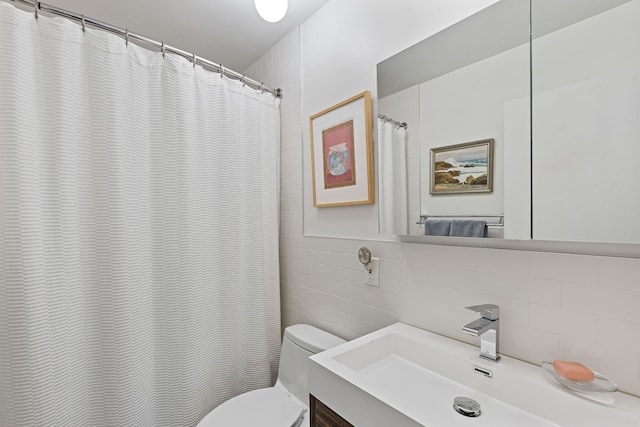 full bathroom with tile walls, toilet, a shower with curtain, vanity, and backsplash