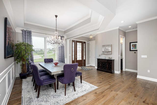 dining room featuring an inviting chandelier, recessed lighting, crown molding, and wood finished floors