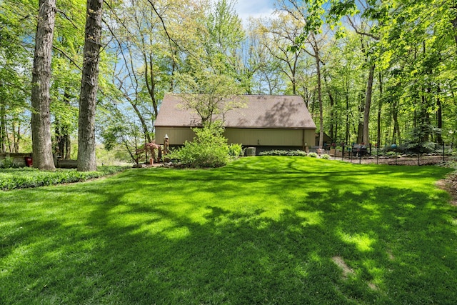 4943 Canyon Oaks Dr, Brighton, MI 48114 - view of grassy yard