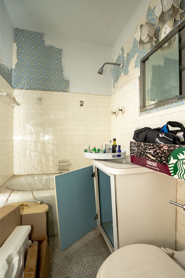 8162 E Jefferson Ave Unit 16A, Detroit, MI 48214 - full bath featuring tile walls, toilet, tile patterned floors, and vanity