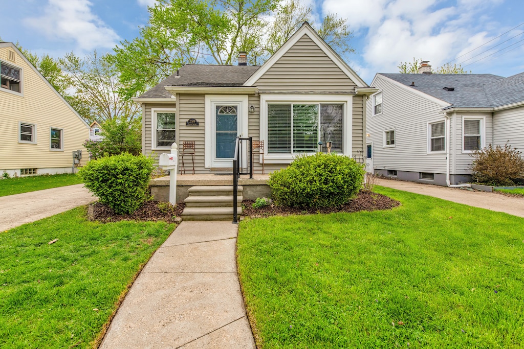 2519 Tyler Ave, Berkley, MI 48072 - bungalow featuring a chimney and a front yard