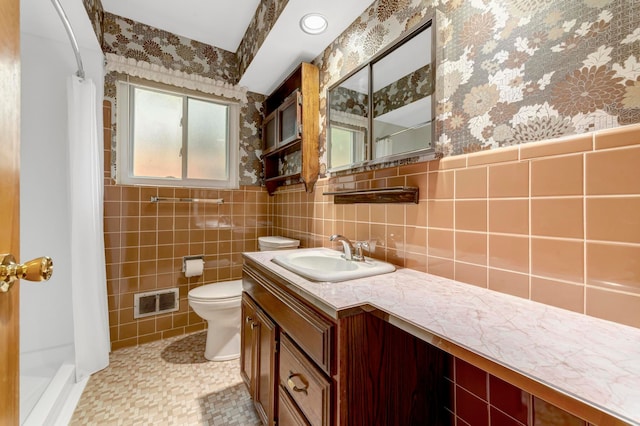 18377 Sunset St, Livonia, MI 48152 - bathroom featuring toilet, wallpapered walls, vanity, and a shower with curtain