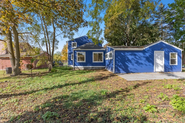 view of front of house featuring a patio area, a front lawn, and fence