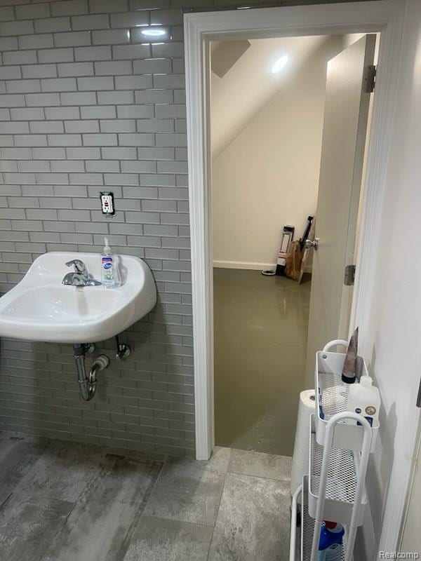 314 W 2nd Ave, Flint, MI 48503 - bathroom with a sink and vaulted ceiling
