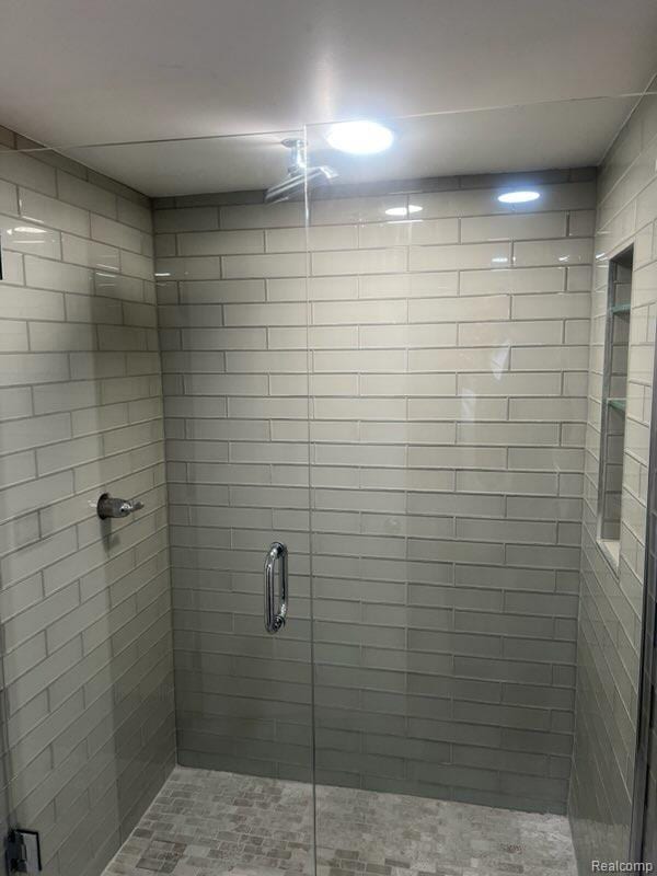 314 W 2nd Ave, Flint, MI 48503 - full bath featuring a stall shower