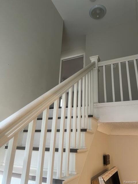 314 W 2nd Ave, Flint, MI 48503 - view of stairway