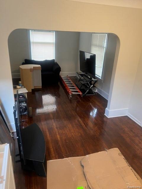 314 W 2nd Ave, Flint, MI 48503 - living area with wood finished floors, arched walkways, and plenty of natural light
