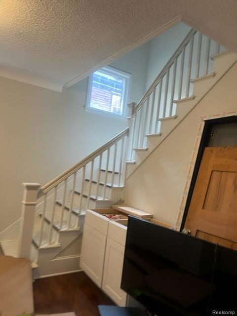 314 W 2nd Ave, Flint, MI 48503 - stairs with a textured ceiling