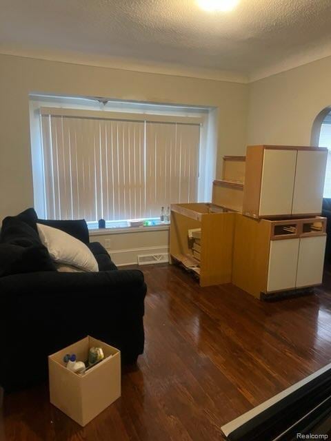 314 W 2nd Ave, Flint, MI 48503 - living area featuring wood finished floors and arched walkways