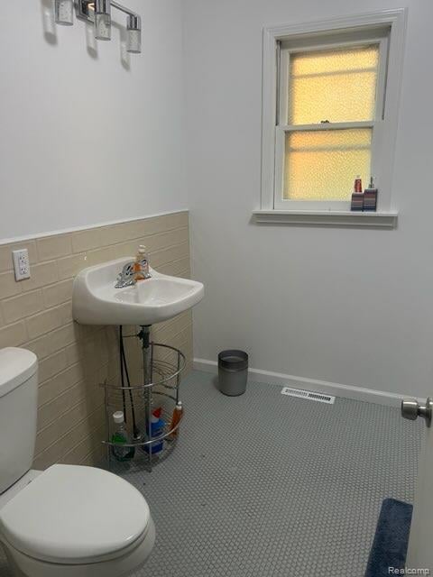 314 W 2nd Ave, Flint, MI 48503 - half bath featuring toilet and a sink
