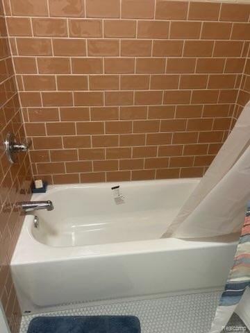 314 W 2nd Ave, Flint, MI 48503 - full bathroom featuring shower / bathtub combination with curtain