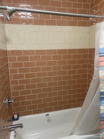 314 W 2nd Ave, Flint, MI 48503 - bathroom featuring shower / bath combo