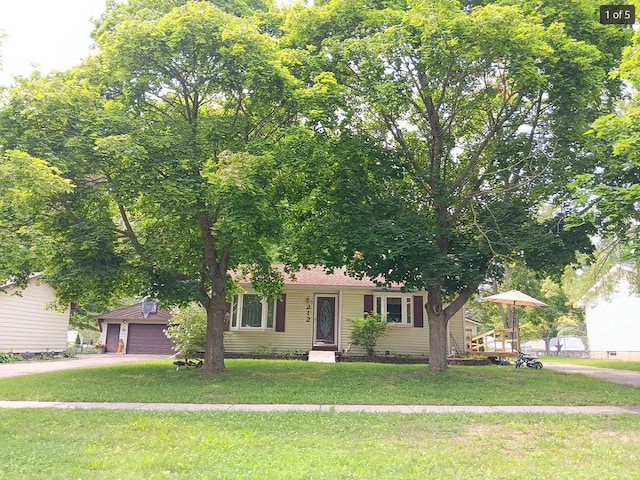 212 Sunnybrooke Dr, Vernon, MI 48476 - ranch-style house with a front yard and driveway