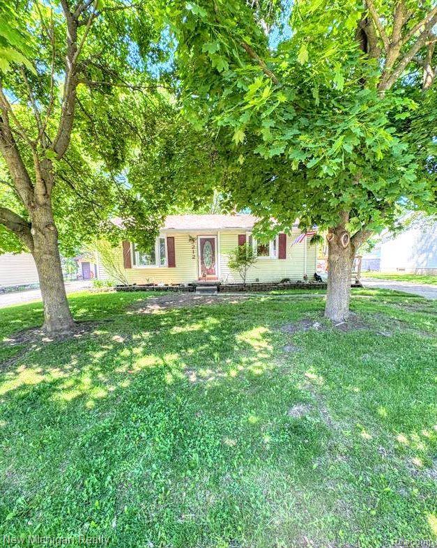 212 Sunnybrooke Dr, Vernon, MI 48476 - view of front facade with a front lawn