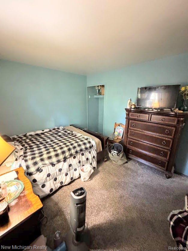 212 Sunnybrooke Dr, Vernon, MI 48476 - bedroom with carpet floors