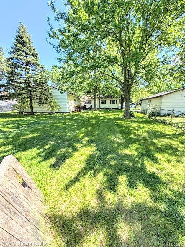 212 Sunnybrooke Dr, Vernon, MI 48476 - view of yard