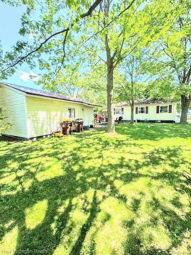 212 Sunnybrooke Dr, Vernon, MI 48476 - view of grassy yard