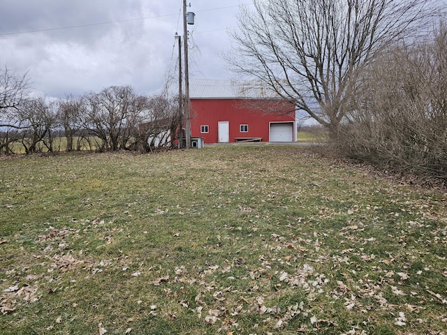 view of yard featuring an outbuilding