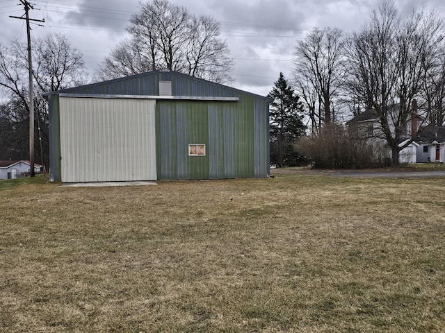 view of pole building featuring a lawn