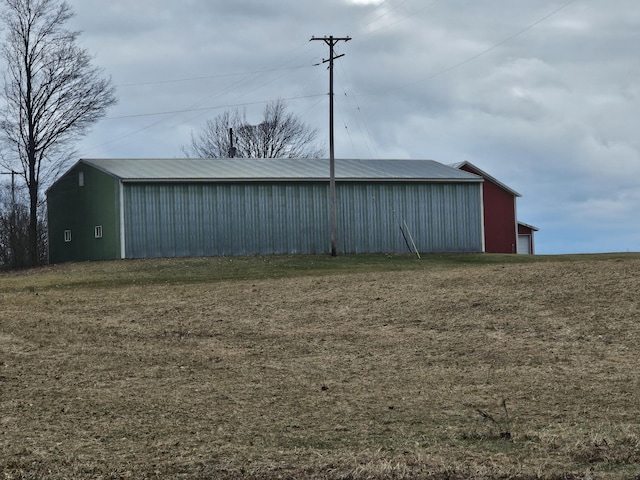 view of pole building with a yard