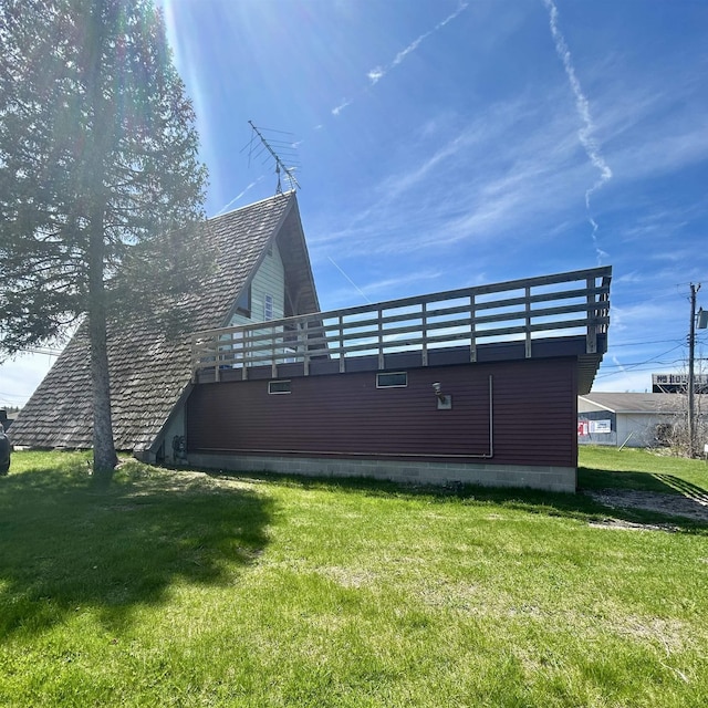 8874 W Houghton Lake Dr, Houghton Lake, MI 48629 - view of side of property featuring a yard