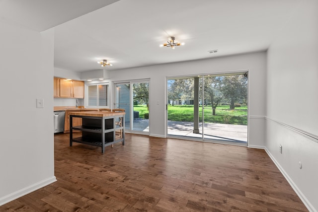 2658 Williamsburg Cir Unit 47, Auburn Hills, MI 48326 - living room featuring dark wood finished floors and baseboards