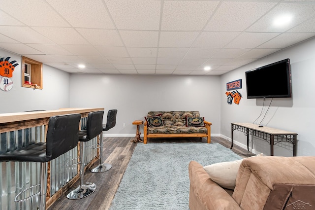 living room featuring a dry bar, wood finished floors, baseboards, and recessed lighting