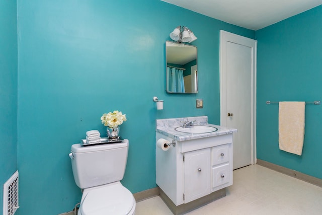 320 E Farnum Ave, Royal Oak, MI 48067 - full bath featuring toilet, vanity, and baseboards