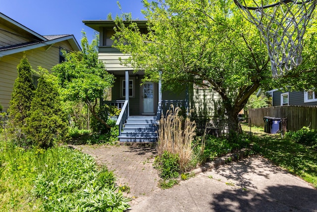 320 E Farnum Ave, Royal Oak, MI 48067 - view of front of home featuring covered porch and fence