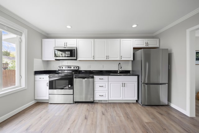 91 S Josephine Ave, Waterford, MI 48328 - kitchen with stainless steel appliances, a sink, baseboards, ornamental molding, and tasteful backsplash