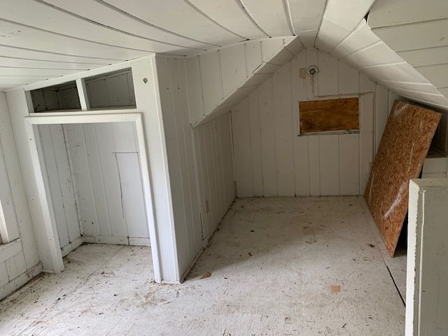 bonus room with vaulted ceiling