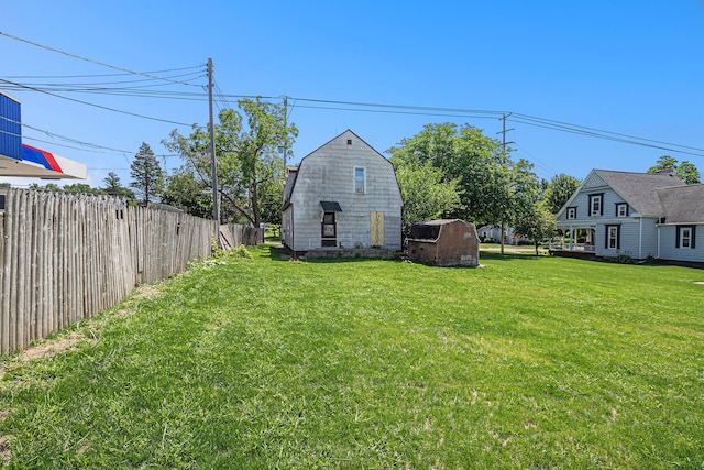 view of yard featuring an outdoor structure