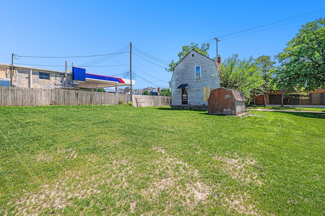 view of yard featuring an outdoor structure and a storage shed