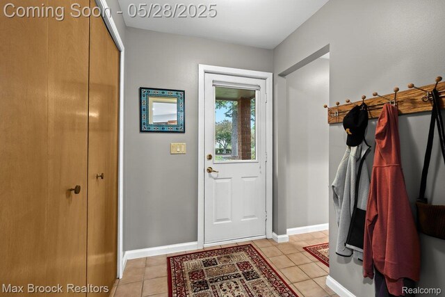 4395 Hickory Ct, Orchard Lake, MI 48323 - foyer entrance featuring light tile patterned floors and baseboards