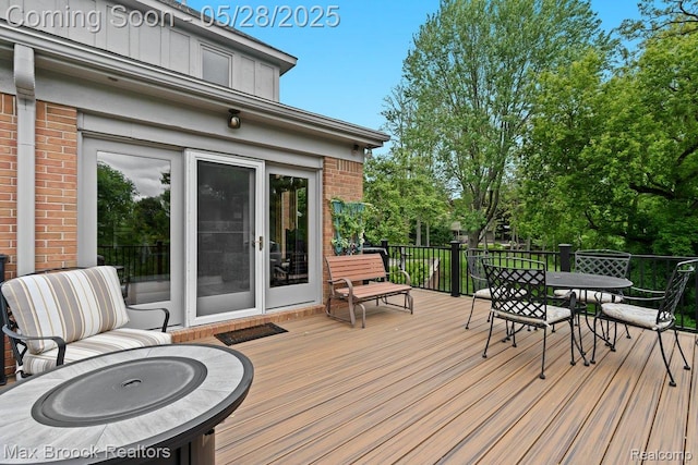 4395 Hickory Ct, Orchard Lake, MI 48323 - deck with outdoor dining space