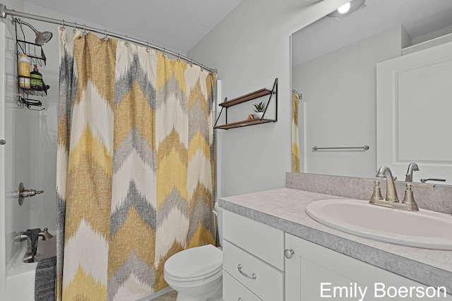 bathroom with toilet, a shower with shower curtain, and vanity