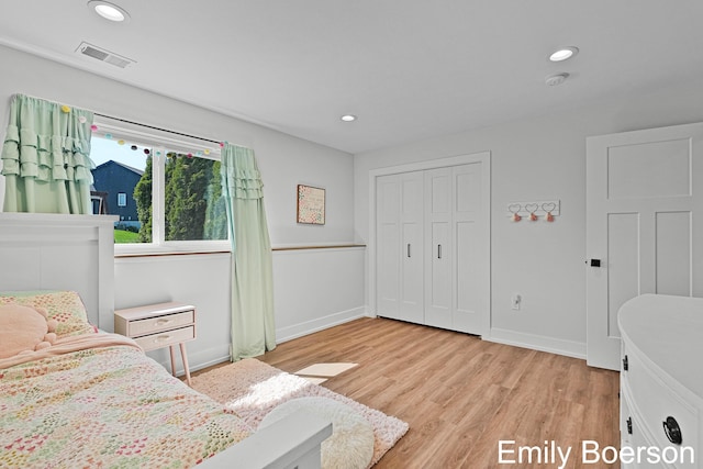 bedroom with visible vents, light wood-style flooring, baseboards, and recessed lighting