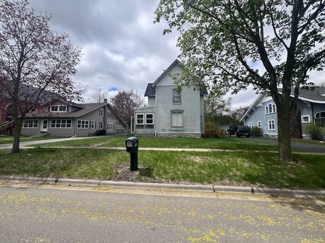 view of front facade with a front yard