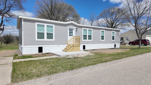 manufactured / mobile home featuring a front yard