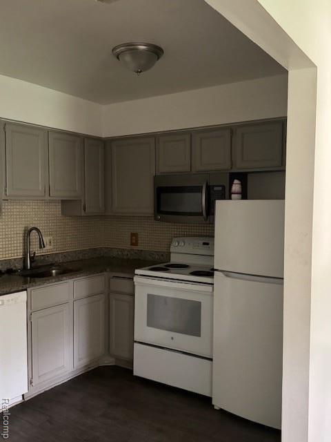 16050 Holz Dr Unit 52, Southgate, MI 48195 - kitchen with white appliances, a sink, dark countertops, and gray cabinets