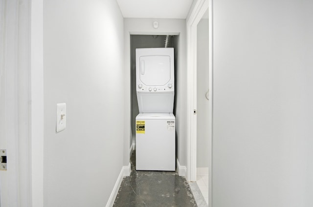 3320 Spinnaker Ln Unit 2E, Detroit, MI 48207 - washroom with stacked washer and clothes dryer and baseboards