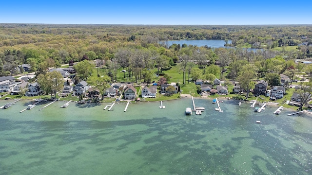 9528 Silverside Dr, South Lyon, MI 48178 - aerial view of property and surrounding area featuring a heavily wooded area, a nearby body of water, and nearby suburban area