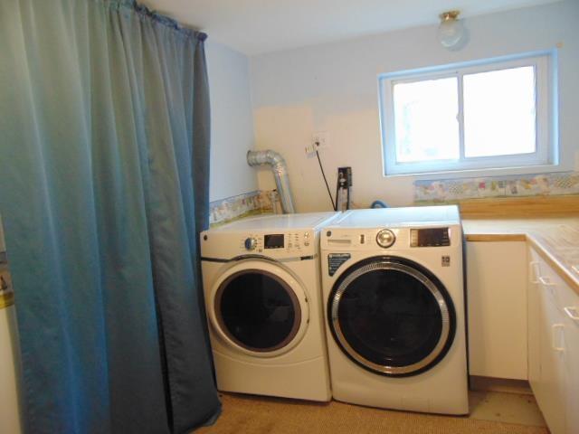 laundry room featuring independent washer and dryer