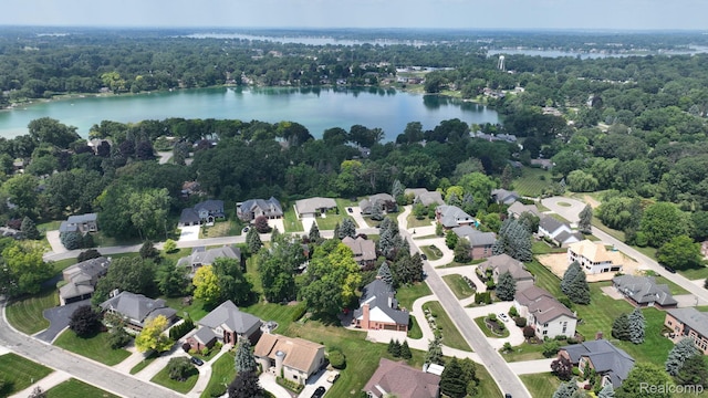 1947 Maplewood Ave, Bloomfield Hills, MI 48302 - aerial view of property's location featuring a large body of water and nearby suburban area