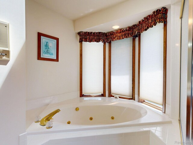 1947 Maplewood Ave, Bloomfield Hills, MI 48302 - bathroom with a whirlpool tub