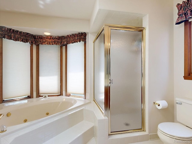 1947 Maplewood Ave, Bloomfield Hills, MI 48302 - full bath featuring a stall shower and a jetted tub