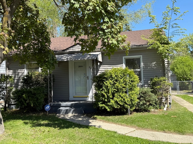 609 Buckingham Ave, Flint, MI 48507 - bungalow-style house with roof with shingles